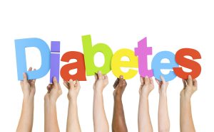 grupo multietnico personas diversas letras que forman diabetes